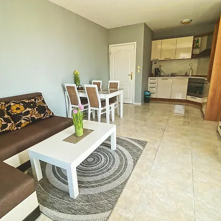 Апартамент First Line On The Cosy Sea Paradise *