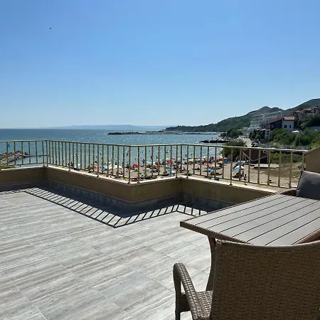 Апартамент First Line On The Cosy Sea Paradise