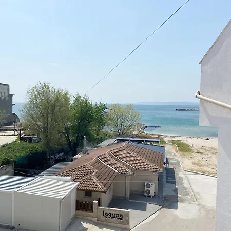 Апартамент First Line On The Cosy Sea Paradise