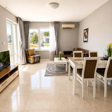 First Line On The Cosy Sea Paradise * קברנה
